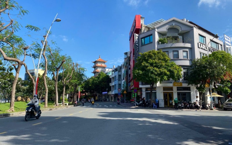 Siêu Vị Trí VIEW SÔNG ! Bán nhà Mặt Tiền Trường Sa Quận Phú Nhuận. 4m x 18,35m. 5 Tầng. Giá 30 Tỷ