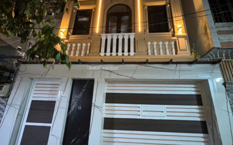 Tòa nhà chdv đường Duy Tân. Dt: 5,3x17m. 18,5 tỷ