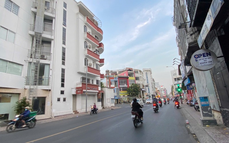 TUYỆT PHẨM ! Bán nhà 2 Mặt Tiền Hoàng Việt - Út Tịch P.4 Quận Tân Bình. 4,5m x 19m. 6 Tầng . HĐT 70tr/th. Giá 32 Tỷ